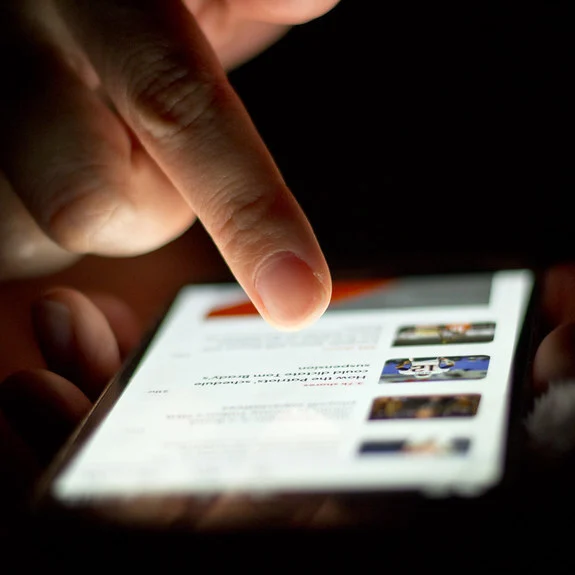 5G vs 6G - 5G vs 6G - 5G vs 6G - 5G vs 6G - Wikimedia Commons (person using a smartphone)