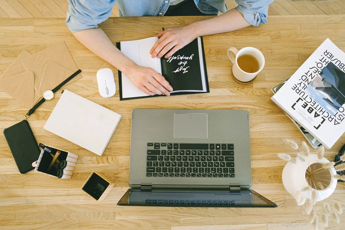 Freelancers Use AI Save - Freelance workspace with laptop