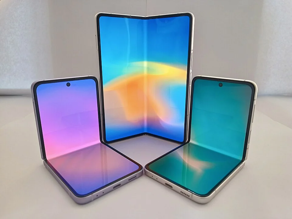 iPhone Duo - iPhone Duo - Multiple foldable smartphones on display
